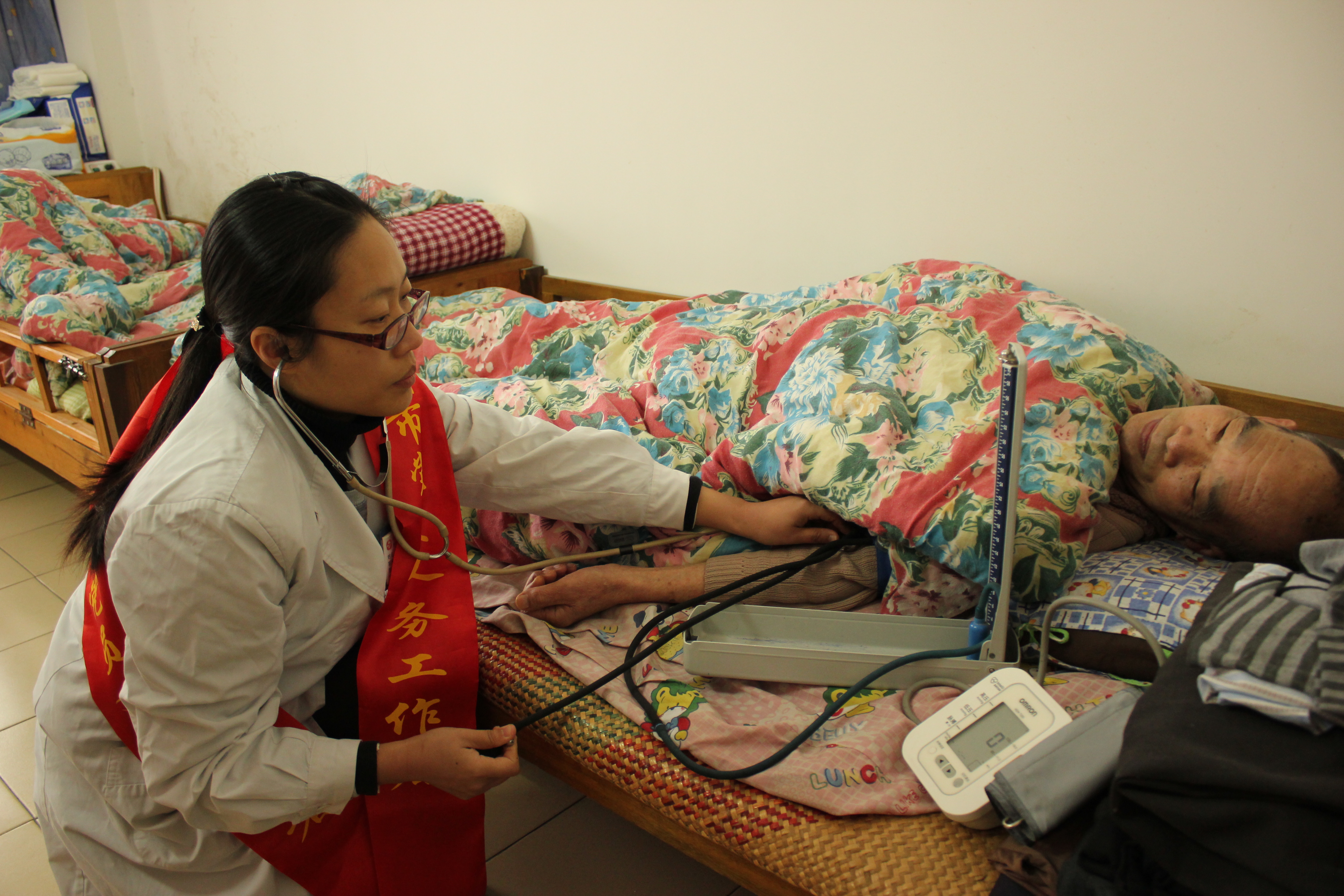 市婦幼保健院聯(lián)合開展“弘揚(yáng)雷鋒精神，愛心服務(wù)社區(qū)”志愿服務(wù)活動