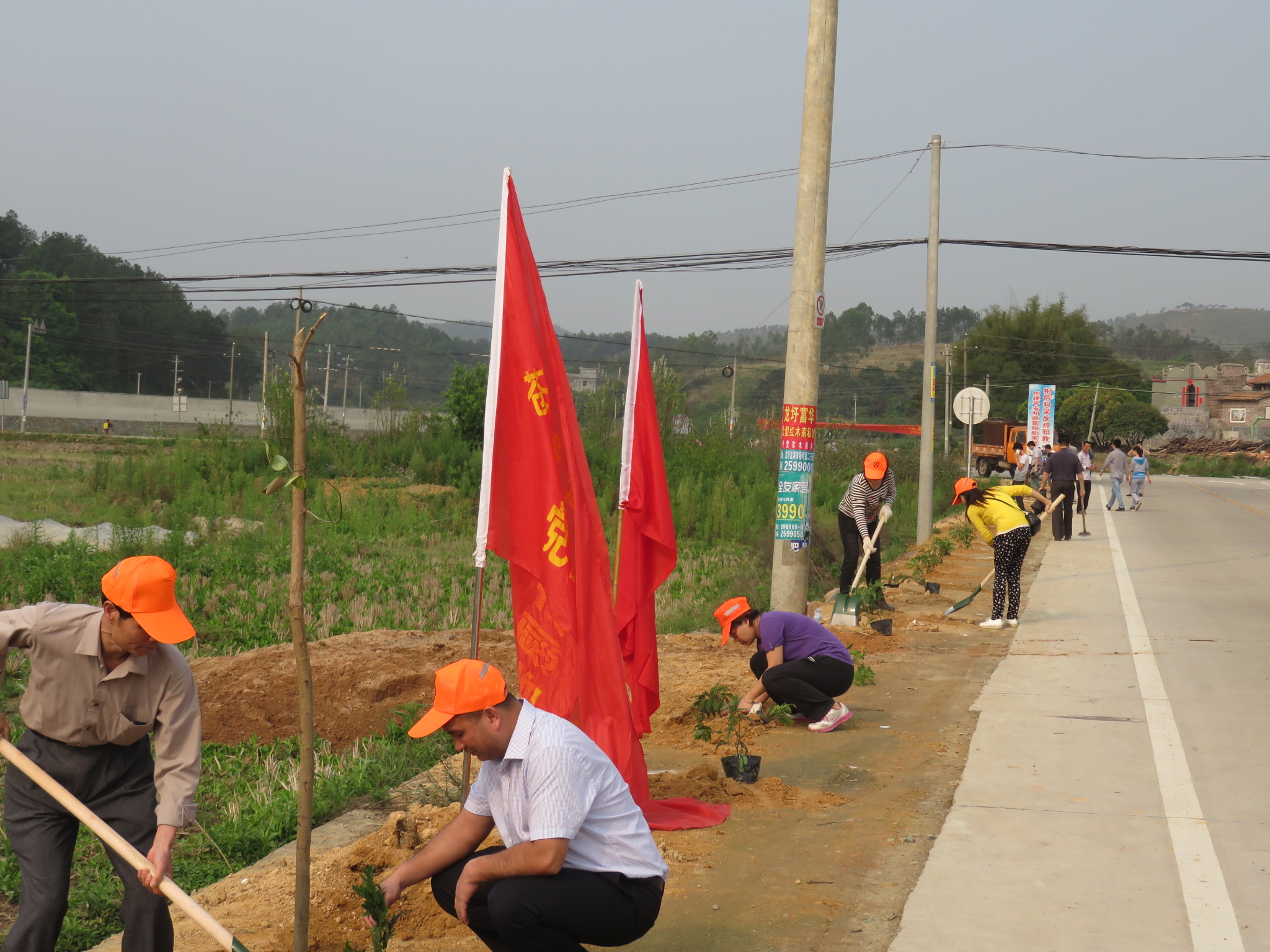 龍圩區(qū)領(lǐng)導(dǎo)與機(jī)關(guān)干部職工等人參加義務(wù)植樹活動