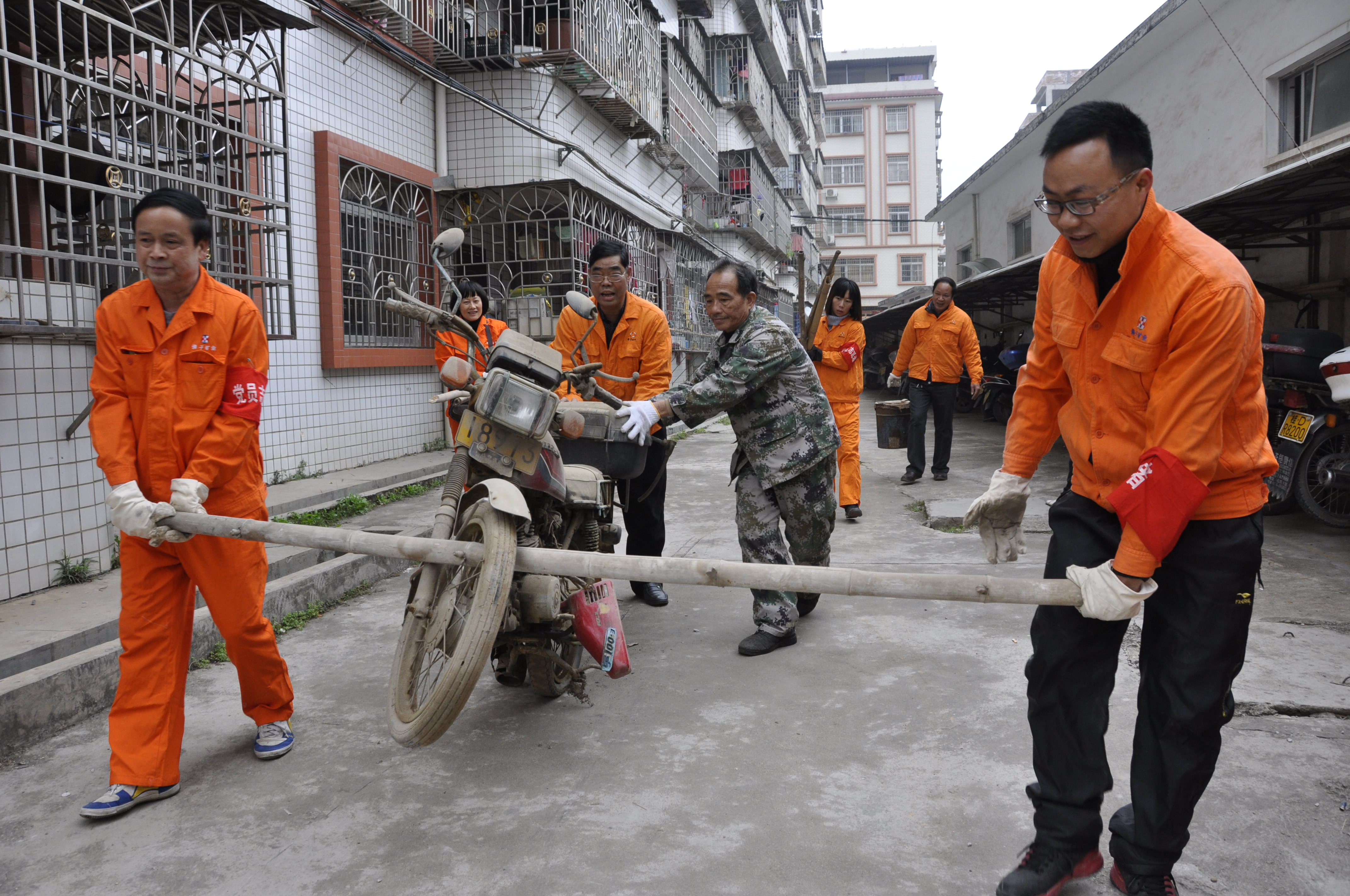 佛子公司開展清理廢舊摩托車、自行車、生活垃圾志愿者服務(wù)活動