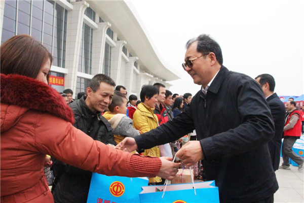 自治區(qū)人大常委會(huì)副主任、總工會(huì)主席王躍飛為返鄉(xiāng)農(nóng)民工贈(zèng)送新春大禮包.jpg