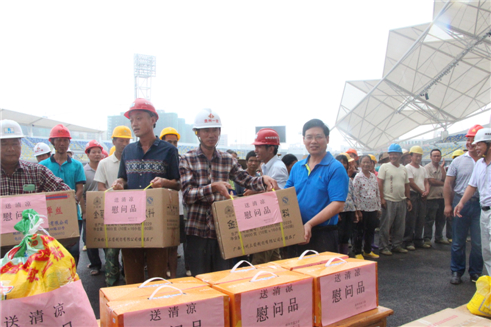 市總工會黨組書記、常務(wù)副主席為在建體育場農(nóng)民工送清涼