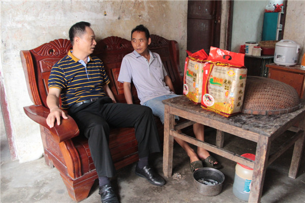 8月12日，梧州市總工會(huì)黨組書(shū)記、常務(wù)副主席梁耀中前往藤縣塘步鎮(zhèn)龍安村定點(diǎn)貧困戶家中，為他們送上慰問(wèn)品并了解他們的家庭情