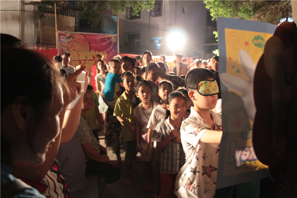 在中秋節(jié)來(lái)臨之際，為進(jìn)一步拓展“雙報(bào)到”活動(dòng)，踐行“兩學(xué)一做”學(xué)習(xí)教育，關(guān)愛(ài)社區(qū)職工群眾，營(yíng)造歡樂(lè)祥和的節(jié)日氛圍，梧州市