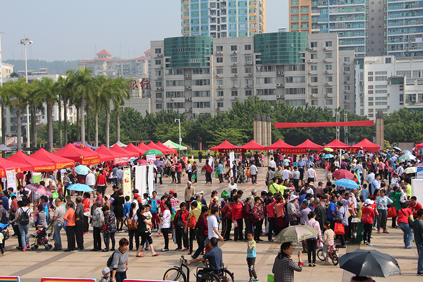 市總工會(huì)舉辦慶五一“中國(guó)夢(mèng)，勞動(dòng)美”服務(wù)職工廣場(chǎng)活動(dòng)(圖文)