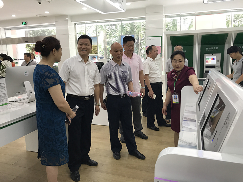 5-與會人員觀摩岑溪農(nóng)村商業(yè)銀行營業(yè)大廳，圖為觀摩銀行智能新系統(tǒng).JPG