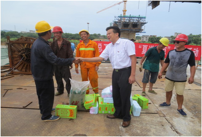 藤縣人大副主任、總工會主席陳淼東在衫花根大橋建設(shè)工地開展“夏送清涼”慰問活動.jpg