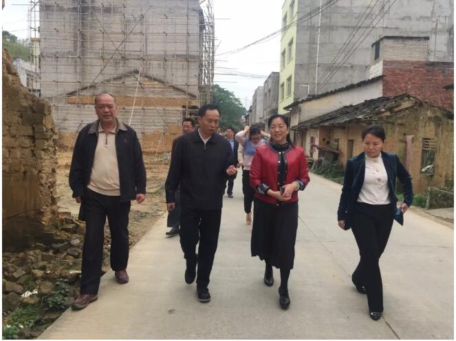 市總工會黨組書記、常務(wù)副主席梁耀忠到掛點(diǎn)幫扶村調(diào)研