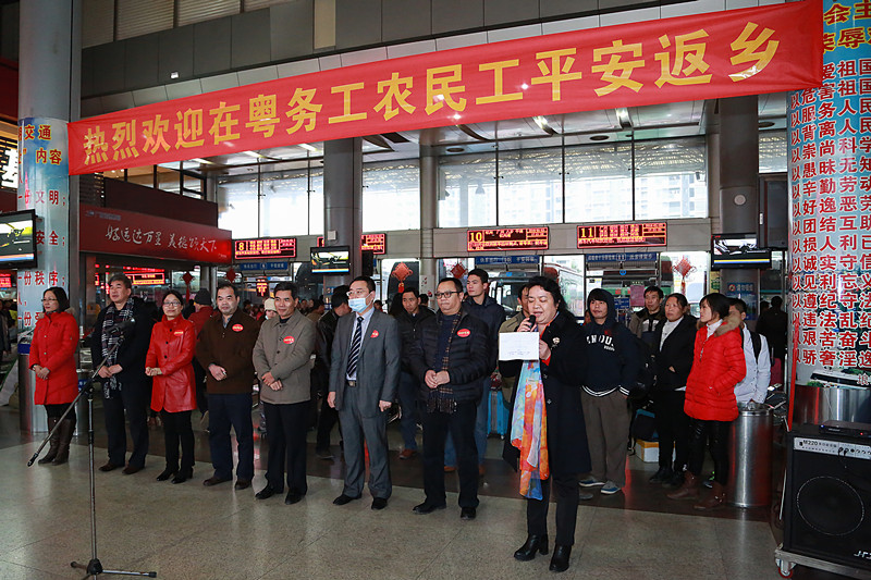 溫暖回家路：桂籍在粵務(wù)工農(nóng)民工免費(fèi)乘大巴車(chē)返鄉(xiāng)