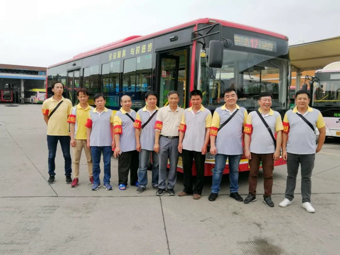 你坐過12路公交車嗎？為你服務(wù)的是“全國(guó)工人先鋒號(hào)”哦