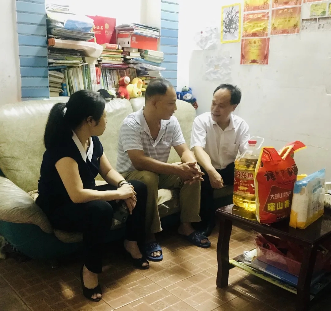 節(jié)日慰問暖人心，結(jié)對幫扶情誼真