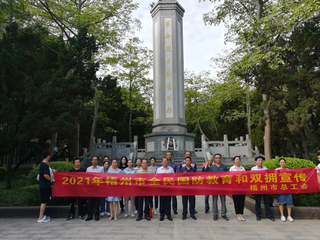 瞻仰烈士紀(jì)念碑，在緬懷烈士中提升國(guó)防意識(shí)