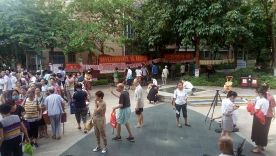 2021年9月17日市總工會聯(lián)合職工燈謎協(xié)會來到藍(lán)天港灣小區(qū)舉辦&ldquo;我們的節(jié)日.中秋&rdquo;燈謎展猜及詩詞協(xié)會進(jìn)機(jī)關(guān)、社區(qū)、家庭宣傳活動4