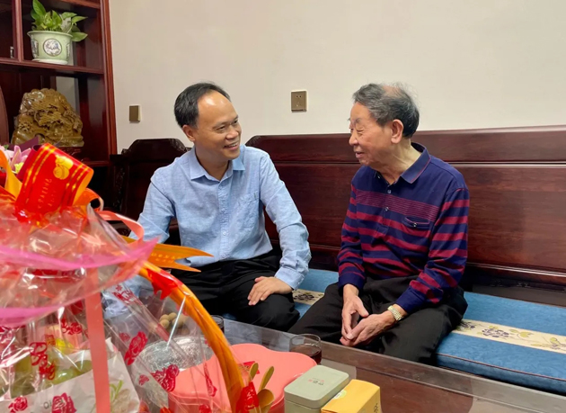 秋意濃，情意真，重陽慰問暖人心