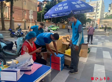 【職工抗“疫”剪影】⑤送餐、送菜、送藥、送米油……疫情期間奔走在物資配送一線的外賣小哥