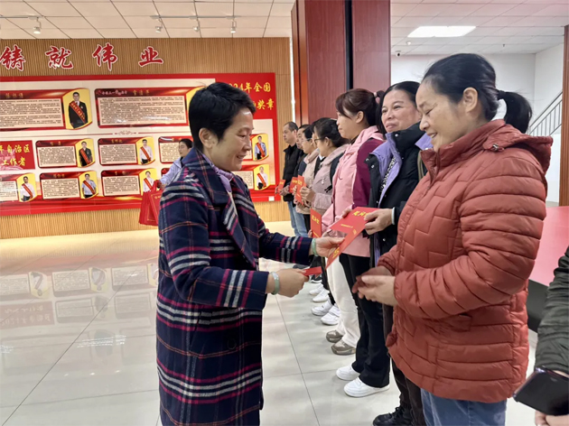 自治區(qū)總工會(huì)慰問(wèn)團(tuán)到梧州開(kāi)展工會(huì)送溫暖活動(dòng)