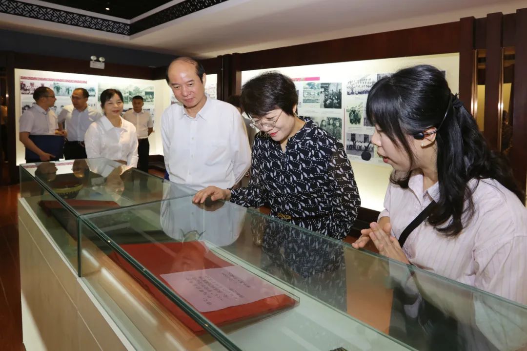 王嬌萍在南寧老撾“六七”學(xué)校舊址調(diào)研.jpg