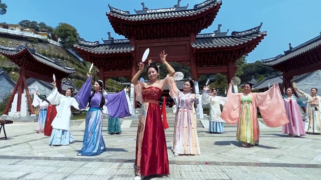 聽，梧州學院的教職工演繹《禮儀之邦》向祖國73周年華誕獻禮