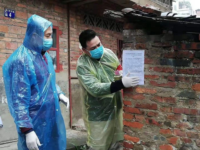 圖3.2月4日，萬(wàn)秀區(qū)總工會(huì)主席莫培燁到龍骨社區(qū)協(xié)助開(kāi)展疫情防控核查和宣傳工作.jpg