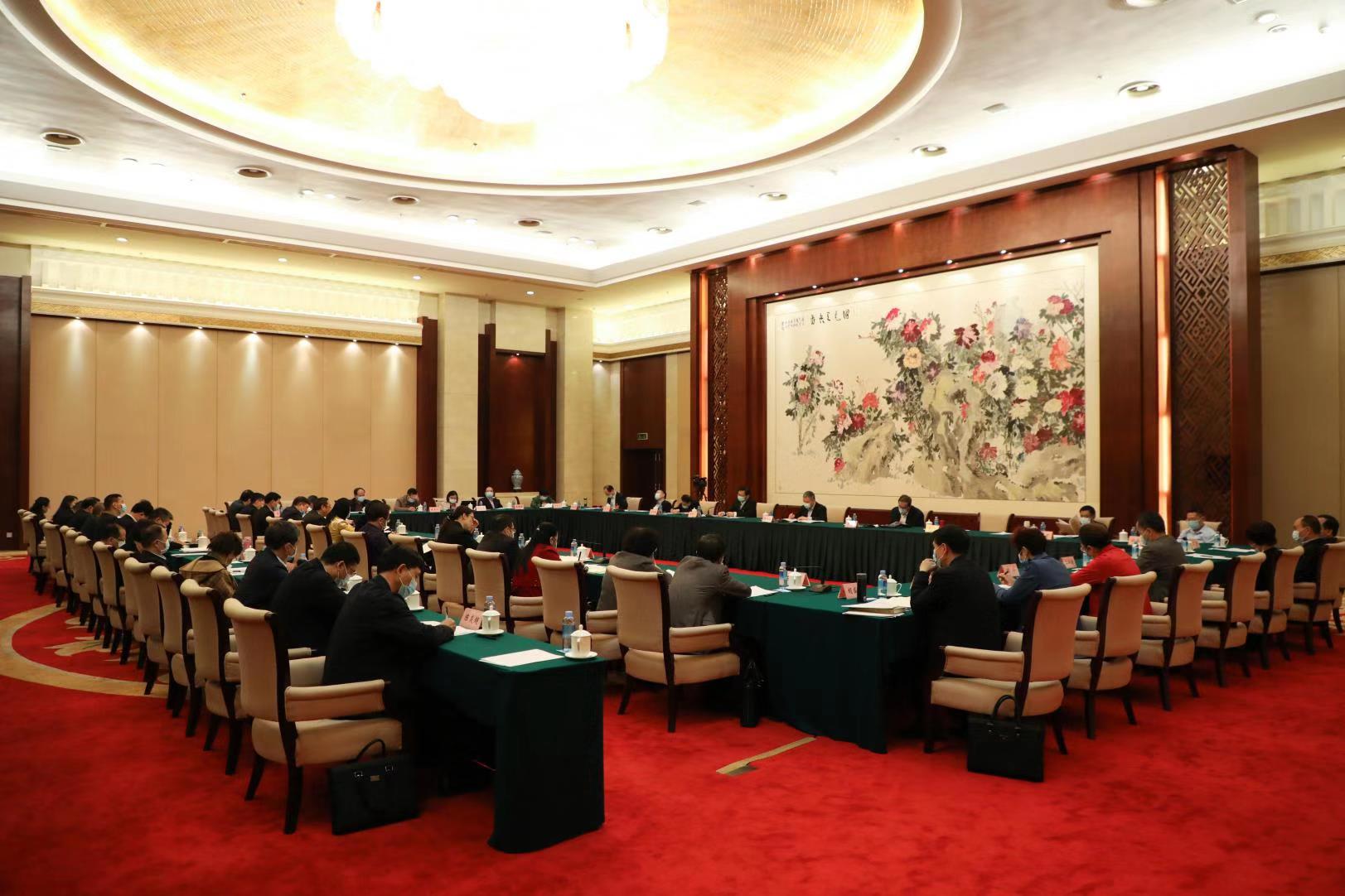 自治區(qū)政協(xié)十二屆四次會(huì)議召開(kāi)期間，工會(huì)界別委員結(jié)合工作實(shí)際，積極建言獻(xiàn)策——