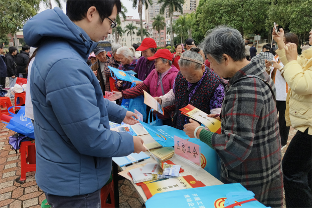 龍圩區(qū)總工會(huì)開展2023年“憲法宣傳周”集中宣傳