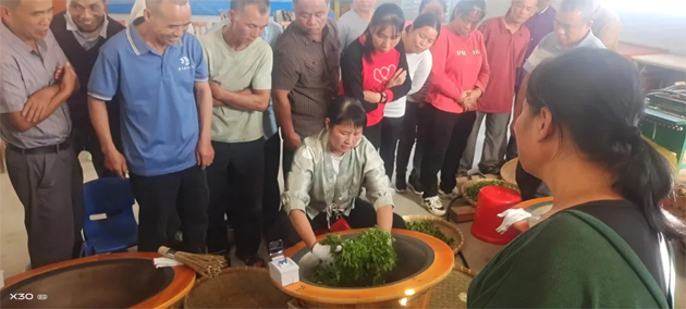 蒙山縣總工會(huì)舉辦“送培創(chuàng)工程”手工制作炒茶技能培訓(xùn)班
