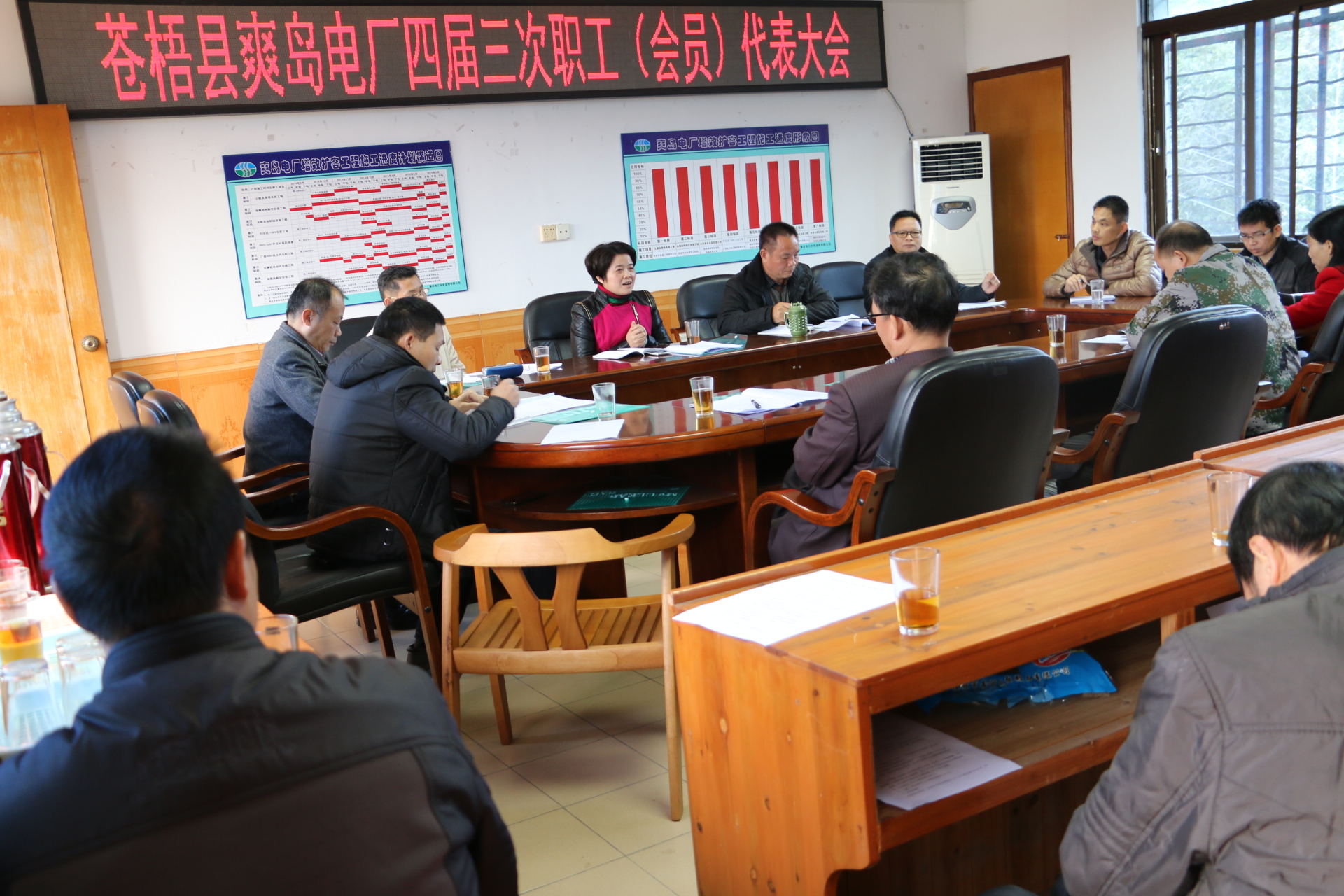 堅持職代會制度，把推行廠務(wù)公開民主管理工作推上新臺階